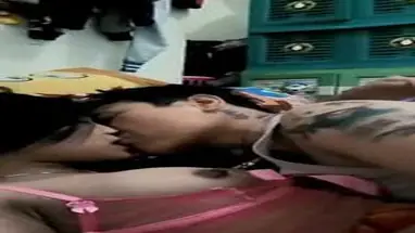 Cewek Cantik Pasrah Ciuman Lesbi Di Kasur