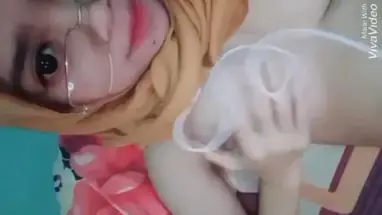 Gadis Hijab Kacamata Montok Ngentot Ganas Lumer WOT HD